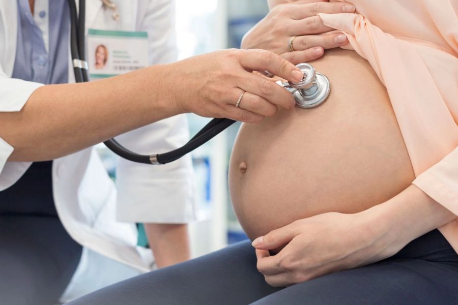 Bà bầu xì hơi nhiều kèm nhiều triệu chứng bất thường thì nên đi khám