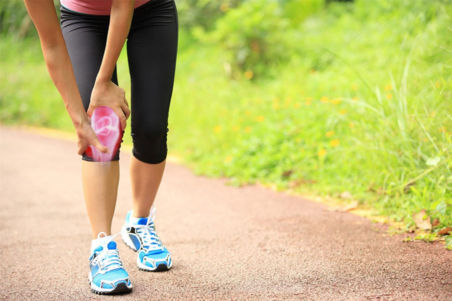 Sưng và cứng khớp là triệu chứng điển hình của đau khớp gối